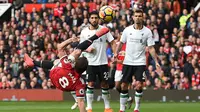 Gelandang Manchester United (MU) Juan Mata melepas tendangan salto pada laga melawan Liverpool di Old Trafford, Sabtu (10/3/2018). (AFP/Oli Scarff)