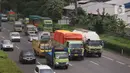 Sejumlah truk melintasi ruas jalan tol Tangerang-Jakarta, Kota Tangerang, Banten, Rabu (2/3/2022). Apindo mengatakan penerapan kebijakan bebas truk kelebihan muatan (over dimension overload/ODOL) akan sulit dilaksanakan pada 2023 karena ekonomi terpuruk akibat covid-19. (Liputan6.com/Angga Yuniar)