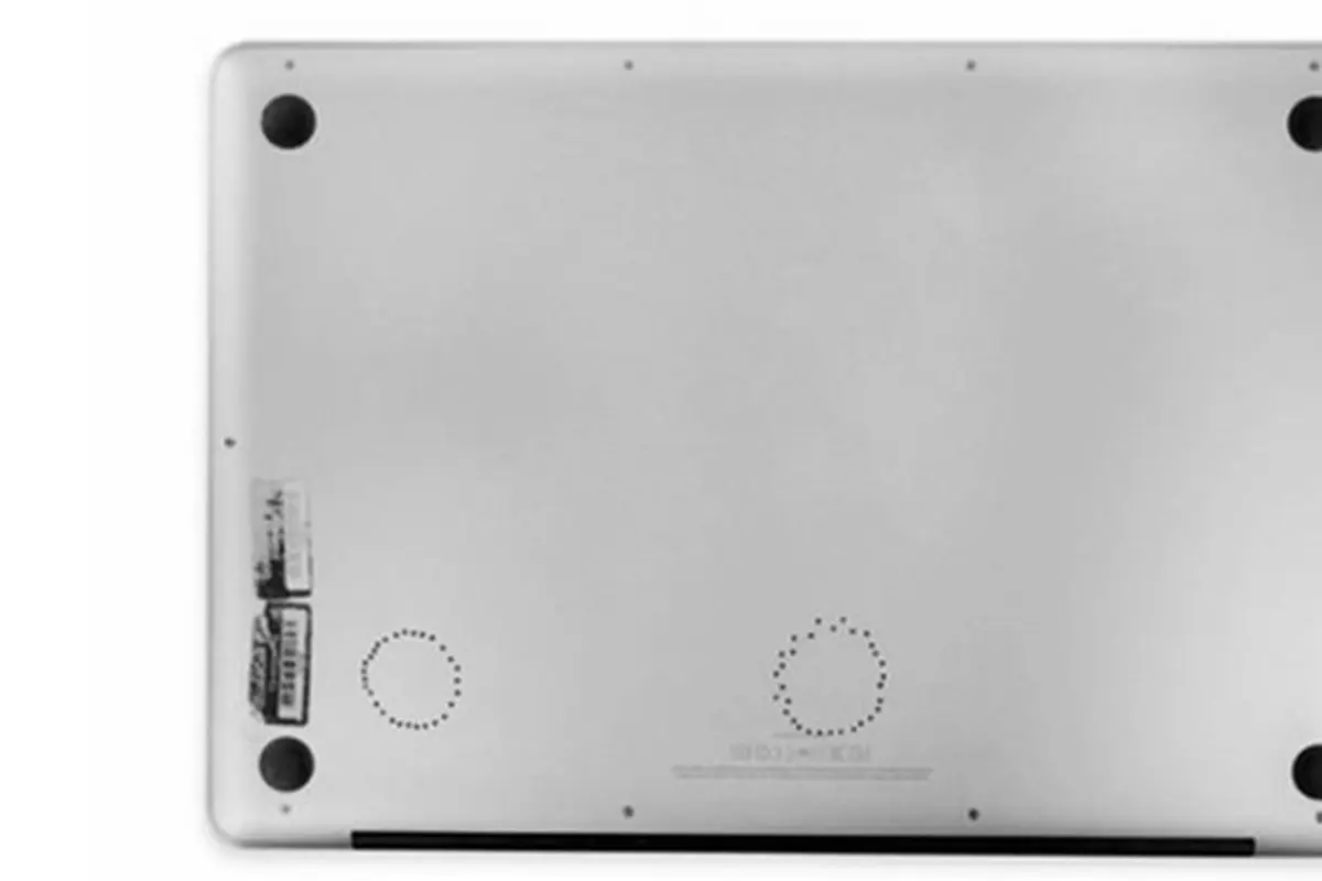 MacBook Anda Overheating? Lubangi Saja Dengan Bor