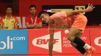 Pebulutangkis tunggal putra Tiongkok, Chen Long, saat bertanding melawan pebulutangkis Estonia, Raul Must, dalam Kejuaraan Dunia Bulutangkis 2015 di Istora Gelora Bung Karno, Senayan, Jakarta. Rabu (12/8/2015). (Bola.com/Arief Bagus)