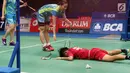 Ganda Putri Indonesia, Apriyani Rahayu terjatuh saat melawan Chang Ye Na/Lee So Hee (Korsel) di Babak Kedua Indonesia Open 2017, Jakarta, Kamis (15/6). Greysia/Apriyani kalah 18-21, 14-21. (Liputan6.com/Helmi Fithriansyah)