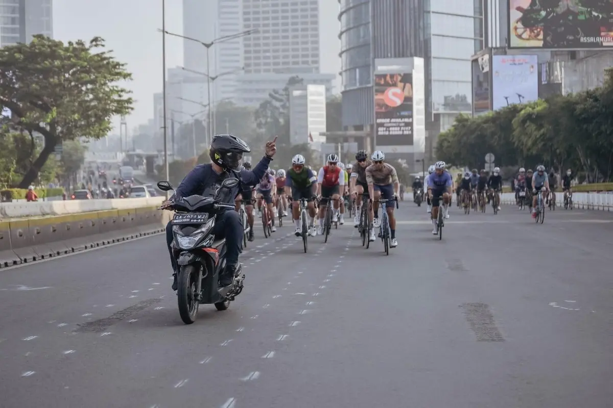 Pemotor Ancungkan Jari Tengah ke Rombongan Pesepeda (ist)