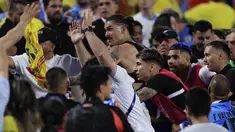 Penyerang Uruguay Darwin Nuñez (tengah) bereaksi terhadap fans Kolombia di tribun penonton setelah laga semifinal Copa America 2024 di Stadion Bank of America, Kamis (11/7/2024). (Buda Mendes / GETTY IMAGES NORTH AMERICA / Getty Images via AFP)