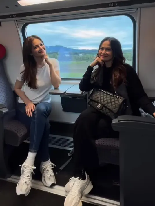 Berpose santai di dalam kereta, terlihat Cut Tari dan Ersa Mayori yang kompak tampil dengan outfit kasual. Cut Tari dengan kaus putih dan celana jeans-nya. Sementara Ersa Mayori dengan sweater dan celana panjang serba hitamnya. Keduanya menunjukkan kekompakan lewat pilihan alas kaki berupa sneakers putih. [Foto: IG/@ersamayori/@cuttaryofficial]