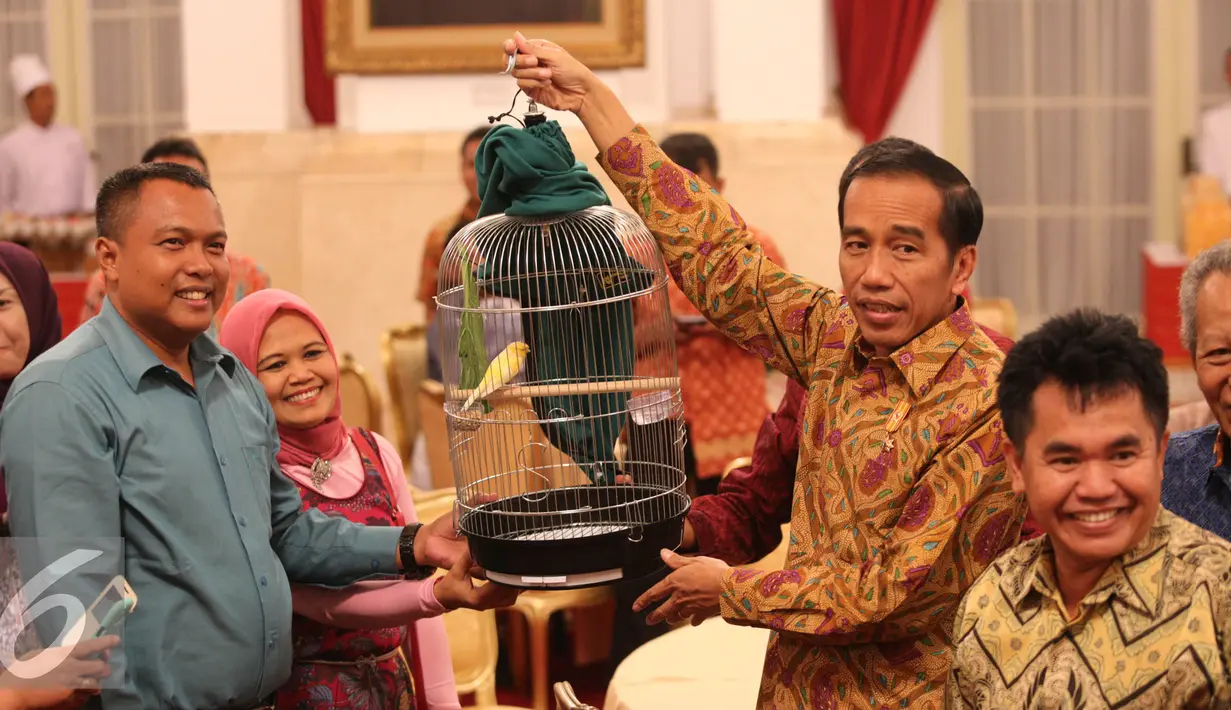 Presiden Joko Widodo mengundang perwakilan pedagang dari sejumlah pasar di Jakarta di Istana Negara, Jakarta, Kamis (3/9/2015). Jokowi mendapat hadiah burung Kenari dari pedagang. (Liputan6.com/Faizal Fanani) 