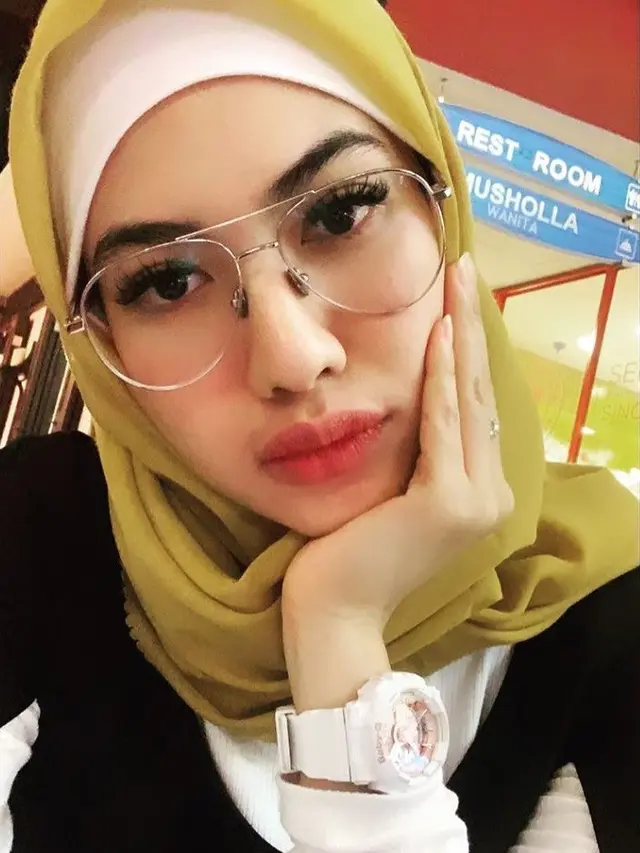 Della Perez berhijab