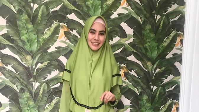 Gaya Hijab Syari Kartika Putri yang Bikin Penampilan 