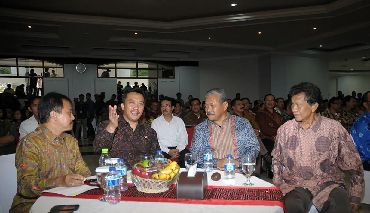 Menteri Pemuda dan Olahraga, Imam Nahrawi (kedua dari kiri) duduk bersama para mantan Menpora diantaranya Roy Suryo, Hayono Isman dan Mahadi Sinambela (kiri ke kanan) saat upacara serah terima jabatan, Rabu (29/10/2014). (Liputan6.com/Helmi Fithriansyah)