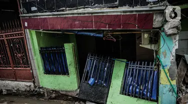 Kondisi rumah warga yang roboh akibat pembuatan saluran air di Jalan Kayu Manis IX, Matraman, Jakarta Timur, Senin (16/12/2019). Pelaksana pembangunan saluran air akan bertanggung jawab memperbaiki rumah yang telah lapuk fondasinya tersebut mulai Senin. (Liputan6.com/Faizal Fanani)