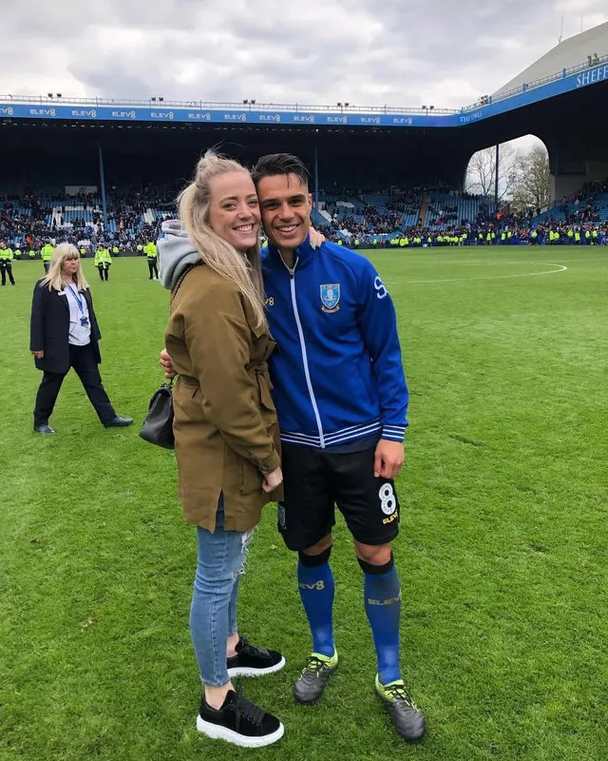 5 Potret Mesra Pemain Baru Timnas Indonesia Joey Pelupessy Bareng Marlies, Pasangan Serasi