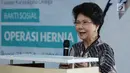 Ketua Yayasan Karya Alpha Omega Non Rawung memberi sambutan dalam bakti sosial operasi hernia di RS EMC Sentul City, Jawa Barat, Sabtu (21/4). Operasi hernia dilakukan kepada 60 pasien kurang mampu. (Liputan6.com/Herman Zakharia)
