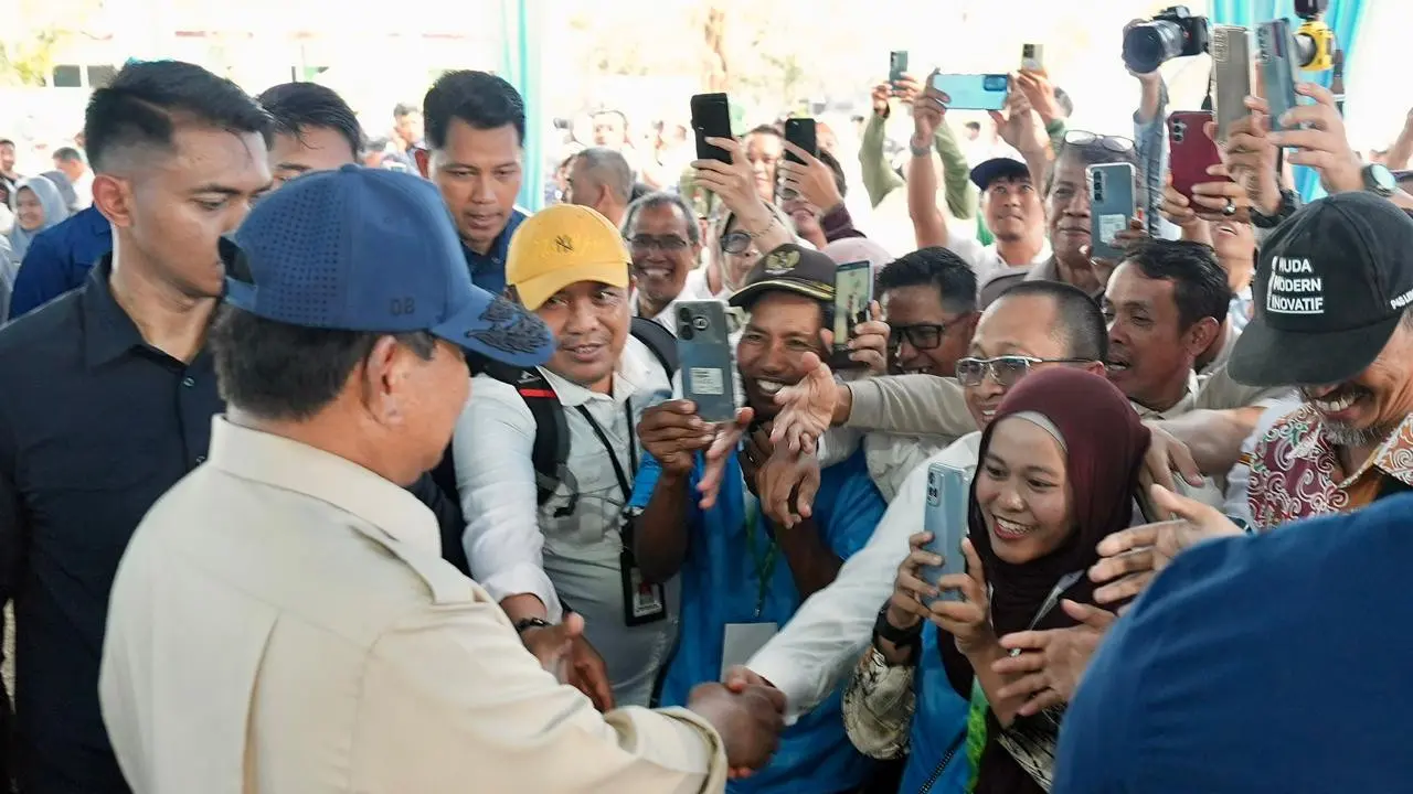 Petani Karawang Antusias Bertemu Prabowo