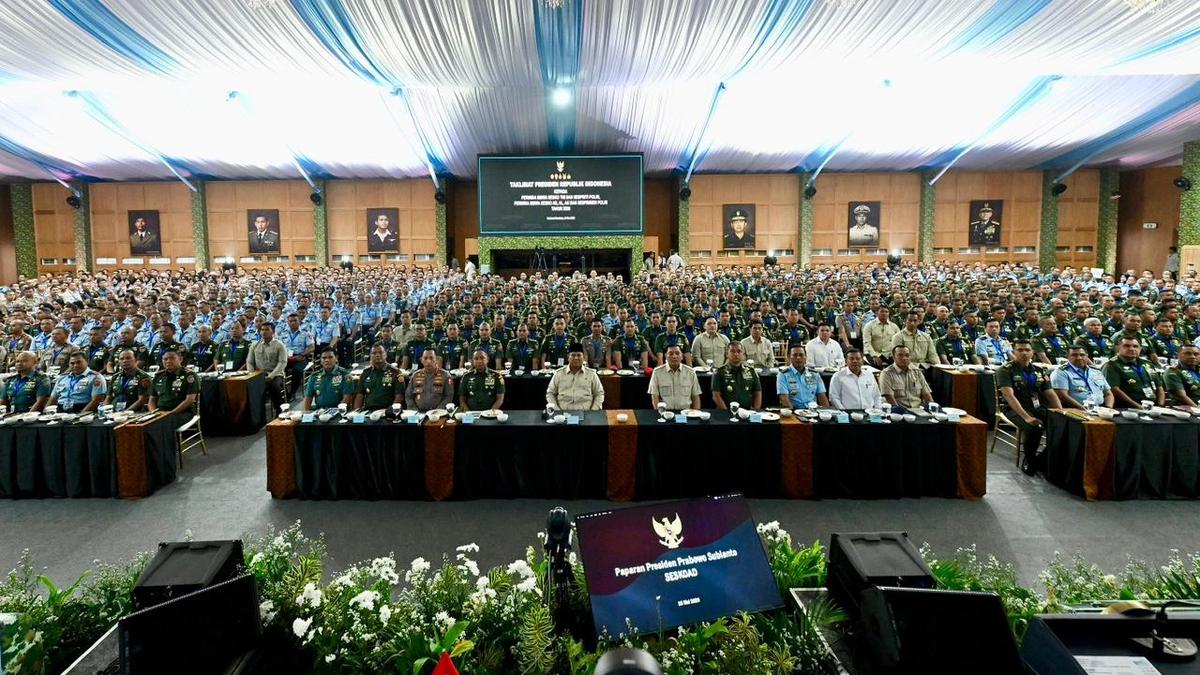 Presiden Prabowo Subianto memberikan taklimat kepada 1.000 siswa perwira TNI dan Polri di Sekolah Staf dan Komando TNI Angkatan Darat, Bandung, Jawa Barat, Senin (25/5/2025).