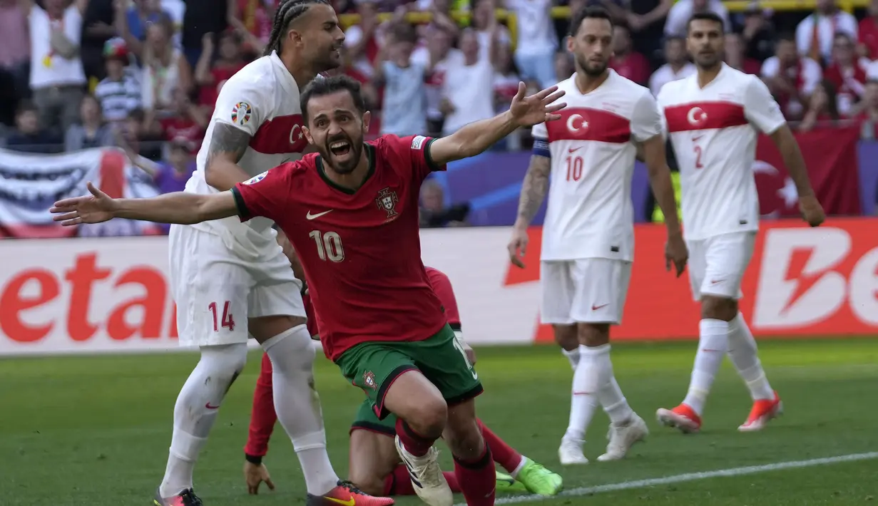 <p>Selebrasi gelandang Timnas Portugal, Bernardo Silva setelah mencetak gol pertama timnya ke gawang Timnas Turki pada laga matchday kedua Grup F Euro 2024 Westfalenstadion, Dortmund, Jerman, Sabtu (22/6/2024). (AP Photo/Themba Hadebe)</p>