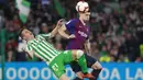 Bek Barcelona, Lenglet, berebut bola dengan pemain Real Betis, Lo Celso, pada laga La Liga 2019 di Stadion Benito Villamarin, Minggu (17/3). Barcelona menang 4-1 atas Real Betis. (AP/Miguel Morenatti)