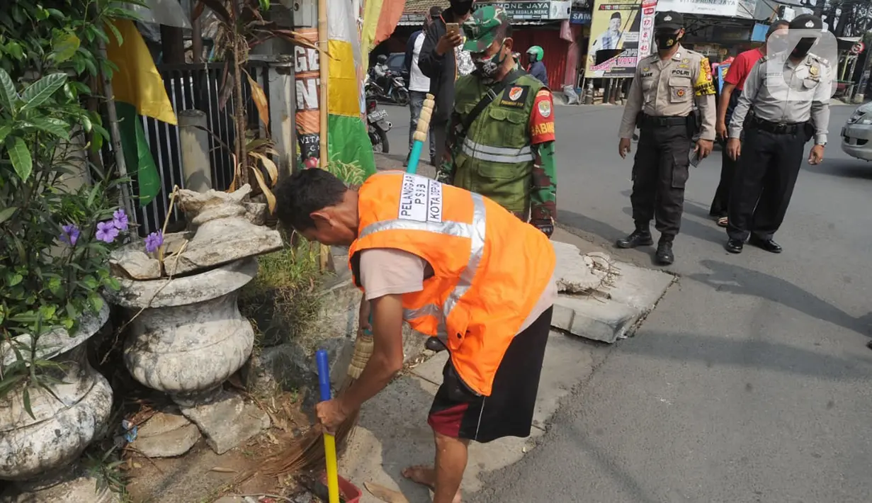 Warga mendapat hukuman kerja sosial saat razia gabungan Kelurahan Gandul di Perempatan Gandul, Cinere, Depok, Kamis ( 29/08/2020). Sebagaimana diketahui Kota Depok saat ini kembali masuk ke dalam wilayah dengan resikobtinggi alias zina merah penularan covid-19 nasional. (merdeka.com/Arie Basuki)