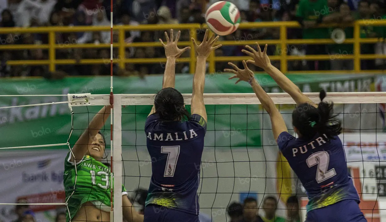 Pevoli Jawa Barat, Amalia Fajrina, dan Putri Andya, menahan bola pevoli Jawa Timur, Megawati Hangestri. Pada set pertama Jabar menang 25-16 atas Jatim. (Bola.com/Vitalis Yogi Trisna)