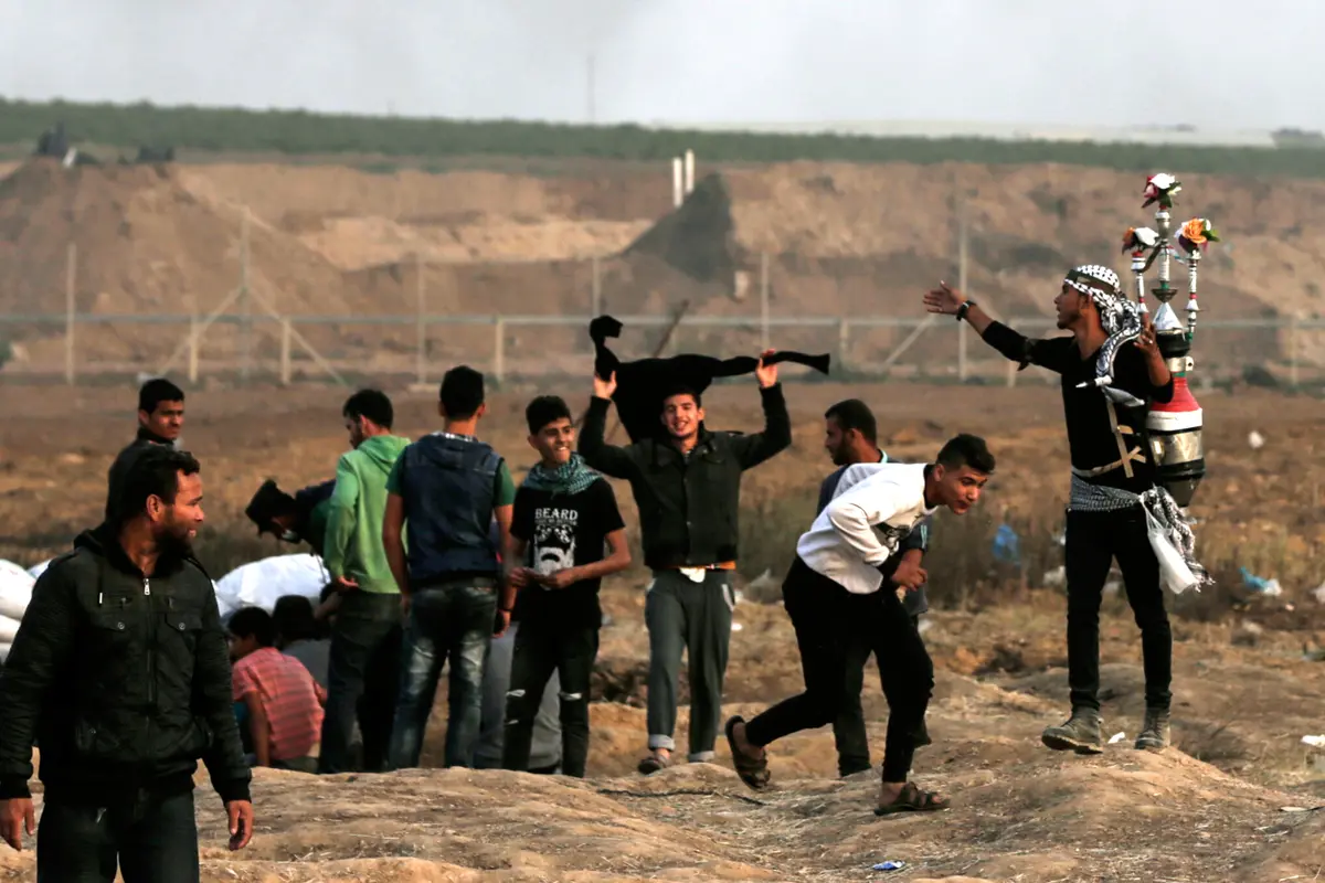 Pemuda Palestina Bagi-Bagi Jus Saat Unjuk Rasa di Gaza
