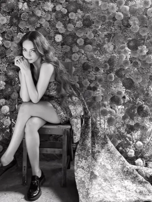 Gaun strapless mini ini memiliki train panjang yang bikin Enzy Storia terlihat feminin [@dikhadheansa]