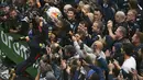 Pebalap Oracle Red Bull Racing, Max Verstappen merayakan kemenangan bersama timnya saat Formula 1 GP Hungaria yang berlangsung di Sirkuit Hongaronging, Budapest, pada Minggu (31/7/2022). (AP/Darko Bandic)
