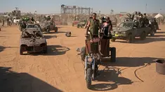 Para peserta mengendarai kendaraan mereka selama Wasteland Weekend di Gurun Mojave, North Edwards, California, AS, Sabtu (28/9/2019). Sekitar 4.000 penggemar film Mad Max mengikuti festival ini. (Agustin Paullier/AFP)