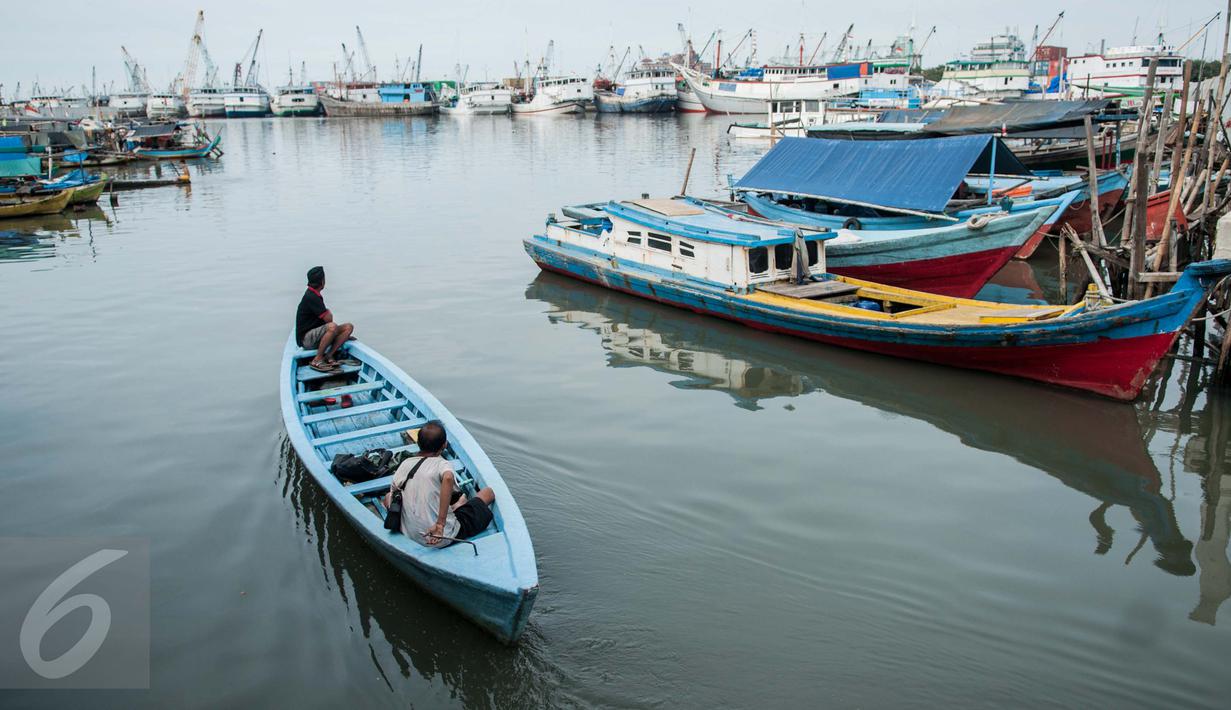 Warga menaiki perahu di Kampung Akuarium, Penjaringan, Jakarta Utara, Senin (30/1). Rencana tahap pertama revitalisasi  Kampung Akuarium adalah membuat tanggul setinggi 3,5 meter dari tepi laut. (Liputan6.com/Gempur M Surya)