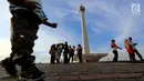 Pengunjung berwisata ke Monumen Nasional (Monas), Jakarta, Rabu (27/6). Mengisi waktu libur Idul Fitri, kawasan Monas menjadi pilihan alternatif untuk berlibur bersama sanak keluarga. (Liputan6.com/Johan Tallo)