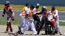 Petugas membantu pembalap Ducati, Andrea Dovizioso dan Jorge Lorenzo setelah mengalami tabrakan beruntun pada balapan MotoGP Spanyol 2018 di Sirkuit Jerez, Minggu (6/5). Mereka mengalami crash delapan lap sebelum bubaran.  (AFP/JAVIER SORIANO)