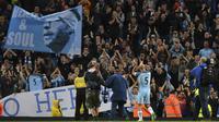 Bek Manchester City, Pablo Zabaleta, menyapa suporter usai pertandingan Liga Inggris melawan West Bromwich Albion di Stadion Etihad, Selasa, (16/05/2017). Zabaleta resmi pamit dari klub Manchester City. (AFP/ Anthony Devlin)