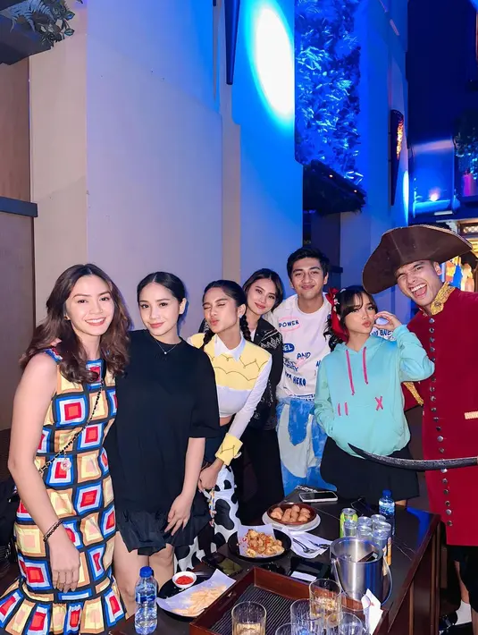 Di tengah foto bareng bersama sahabat, ada Nagita Slavina yang ikutan terlihat seperti ABG. Ia tampil simple dan netral dengan shirtdress hitam [@fuji_an]