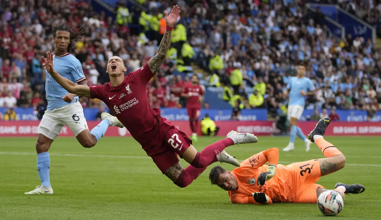 Pemain Liverpool, Darwin Nunez (tengah) terjatuh usai berebut bola dengan kiper Manchester City, Ederson saat laga Community Shield 2022 di King Power Stadium, Sabtu (30/07/2022) malam WIB. (AP/Frank Augstein)