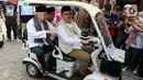 Ridwan kamil bersama Fauzi Bowo juga melakukan tinjauan dengan mengelilingi kawasan Setu Babakan menggunakan kendaraan wara wiri. (Liputan6.com/Herman Zakharia)