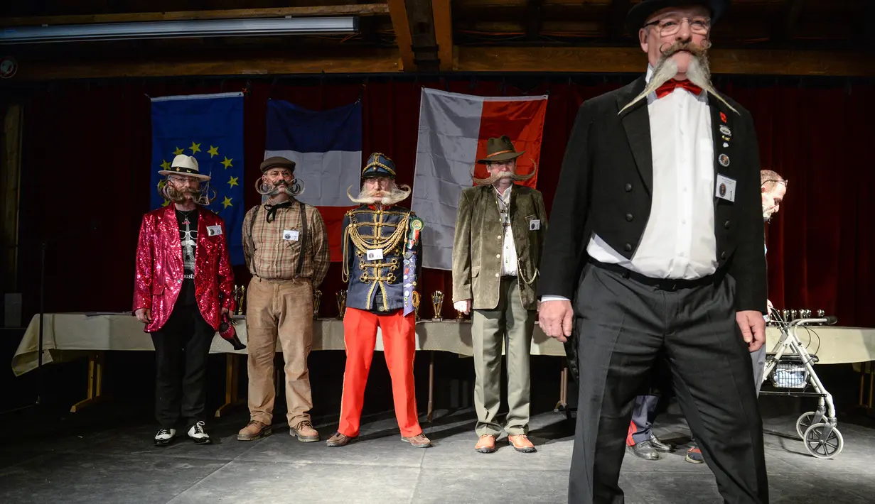 Para peserta bersaing dalam kompetisi janggut dan kumis di Ecomusee d'Alsace, Ungersheim, Prancis, 30 Maret 2017. Di acara itu, peserta saling berlomba menampilkan kumis dan janggut dengan tatanan yang paling unik. (SEBASTIEN BOZON/AFP)
