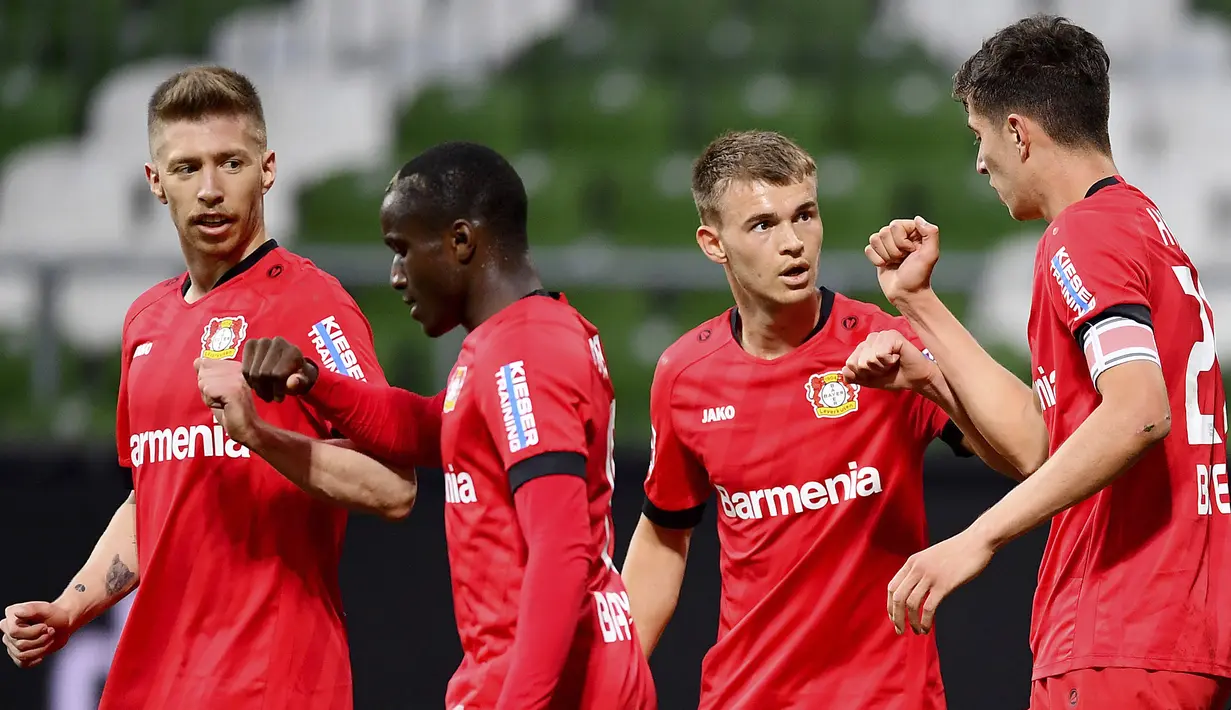 Pemain Bayer Leverkusen merayakan gol yang dicetak oleh Kai Havertz ke gawang Werder Bremen pada laga Bundesliga di Weserstadion, Bremen, Senin (18/5/2020). Bayer Leverkusen menang 4-1 atas Werder Bremen. (AP/Stuart Franklin)