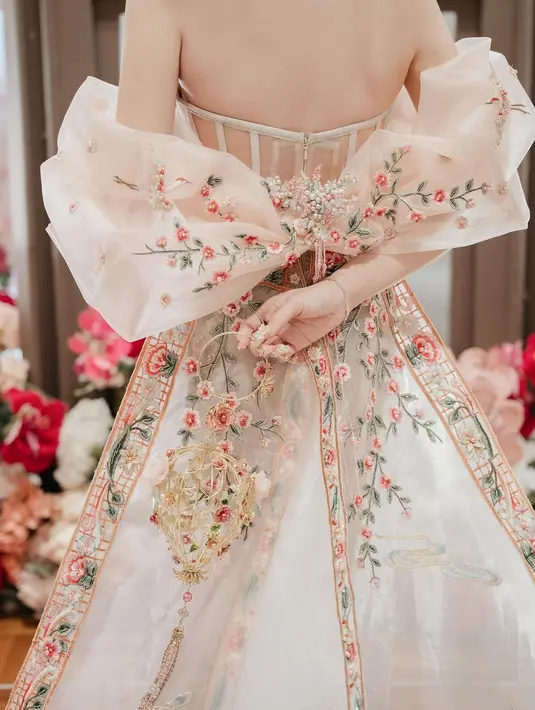 Detail korset dan slim fit mengekspos tubuh ramping dari Cindy Yuvi. Ditambah dengan jubah panjang hingga menyapu karpet yang menambah kesan dramatis dan glamor. [@cindyyuvia].