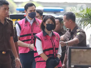 Harvey Moeis, suami Artis Sandra Dewi, bersama dengan Crazy Rich Pantai Indah Kapuk (PIK), Helena Lim diserahkan ke Kejaksaan Negeri Jakarta Selatan, Senin (22/7/2024). (Liputan6.com/Herman Zakharia)