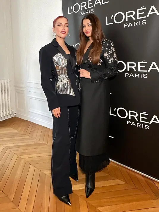 Tasya Farasya tampil dengan gaya gothic glam serba hitam yang elegan. Ia mengenakan atasan berkerah lengan panjang dengan detail silver membentuk bustier di bagian luarnya. Ia padukan penampilannya dengan celana panjang dan heels hitam. [@tasyafarasya]