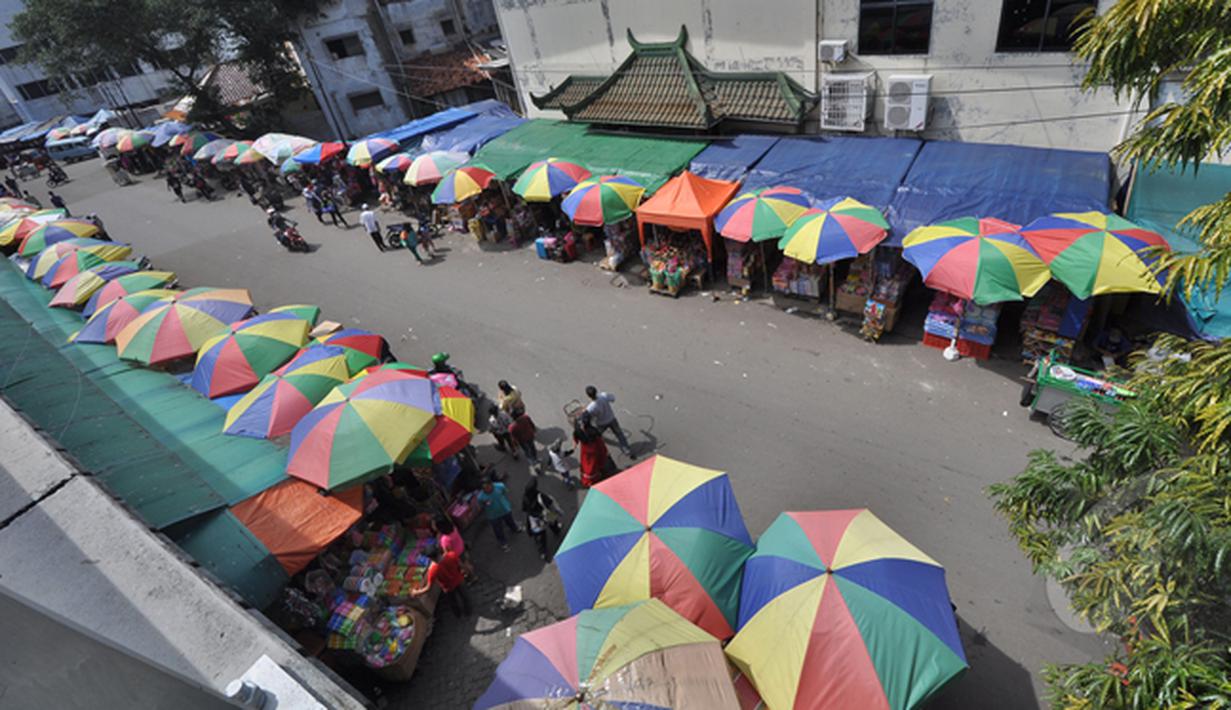 Sejumlah pedagang kaki lima (PKL) memadati kawasan Pasar Asemka, Jakarta, Jumat (6/2/2015). (Liputan6.com/Faizal Fanani)