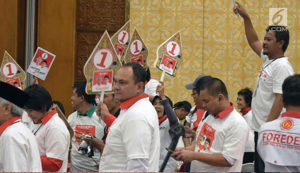 Simpatisan Paslon gubernur Ganjar Pranowo dan Taj Yasin menghadiri pengundian nomor urut calon Gubernur dan Wakil Gubernur Jawa Tengah , Selasa (13/2) malam. Ganjar Pranowo dan Taj Yasin mendapat nomor satu. (Liputan6.com/Gholib)