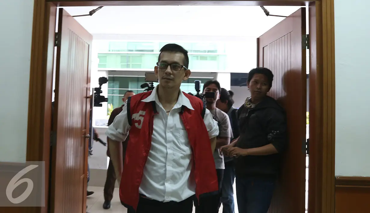 Pesinetron Jupiter Fortissimo memasuki ruang sidang jelang vonis di Pengadilan Negeri Jakarta Barat, Selasa (29/11). Jupiter divonis Majelis Hakim 2 tahun 6 bulan penjara, terkait kepemilikan narkotika. (Liputan6.com/Herman Zakharia)