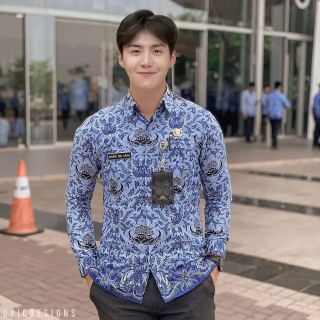 6 Editan Foto Kim Seon Ho Jika Bekerja di Indonesia, Pakai Seragam PNS Bikin Senyum
