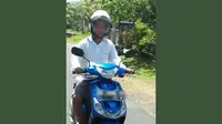 Terduga pelaku beserta motor yang dikendarainya berhasil di foto oleh korban sesaat setelah kejadian, yang selanjutnya oleh korban di share lewat akun facebook pribadinya. (ISTIMEWA)