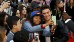 Aktor Zac Efron (kanan) berfoto selfie dengan para penggemarnya saat menghadiri pemutaran perdana film 'We Are Your Friends' di Brixton Oval, London, Inggris. Selasa (11/8/2015). (REUTERS/Luke MacGregor)