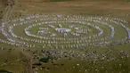 Anggota gerakan keagamaan internasional White Brotherhood menari di puncak Gunung Rila, Bulgaria, Senin (19/8/2019). Ratusan peziarah White Brotherhood yang berpakaian serba putih tersebut menggelar ritual untuk menyambut tahun baru "spiritual". (NIKOLAY DOYCHINOV/AFP)