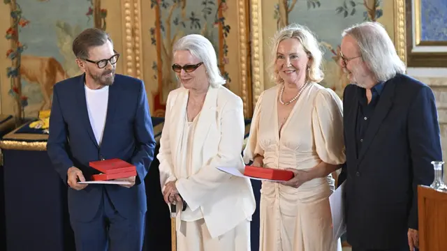 Anggota grup musik ABBA: Björn Ulvaeus, Anni-Frid Lyngstad, Agnetha Fältskog dan Benny Andersson saat menerima penghargaan "Vasa Kerajaan" dalam upacara di Istana Kerajaan Stockholm (Dok. AFP).
