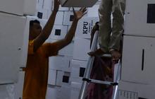 FOTO: Intip Kesibukan Gudang Logistik KPUD Mulai dari Melipat Lembaran Kertas hingga Merakit Kotak Suara Berbahan Kardus di Serpong