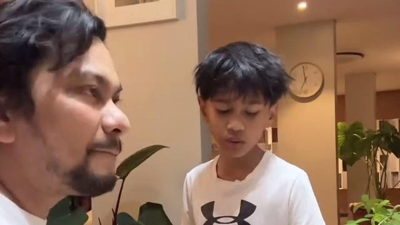 8 Potret Anak Laki-Laki Tompi yang Tampan dan Jarang Tersorot Kamera, Punya Suara Merdu Mirip Sang Ayah