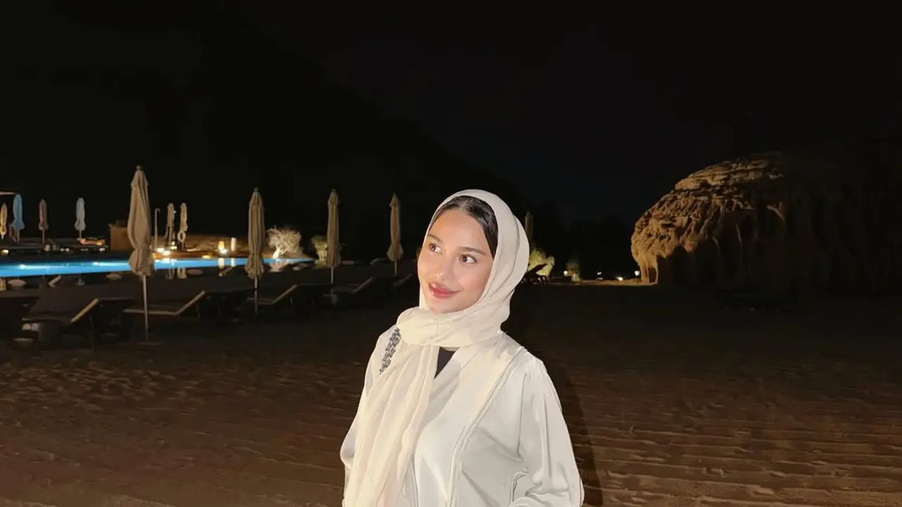 Gaya Azizah Salsha Sambut Tahun Baru 2026 dengan Umrah, Serba Putih Pakai Abaya dan Kerudung di Depan Ka’bah hingga Al-Ula