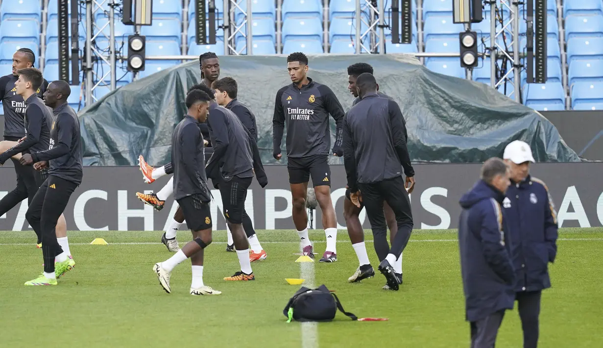 Gelandang Real Madrid Jude Bellingham menghadiri sesi latihan menjelang leg kedua perempat final Liga Champions 2023/2024 di Stadion Etihad, di Manchester, Selasa (16/4/2024). (Martin Rickett/PA via AP)