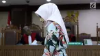 Terdakwa dugaan suap terhadap mantan anggota DPR dari Fraksi Golkar Bowo Sidik Pangarso yang juga Marketing Manager PT HTK, Asty Winasti saat sidang pembacaan tuntutan di Pengadilan Tipikor, Jakarta, Rabu (7/8/2019). Asty dituntut 2 tahun penjara, denda Rp 100 juta. (Liputan6.com/Helmi Fithriansyah)
